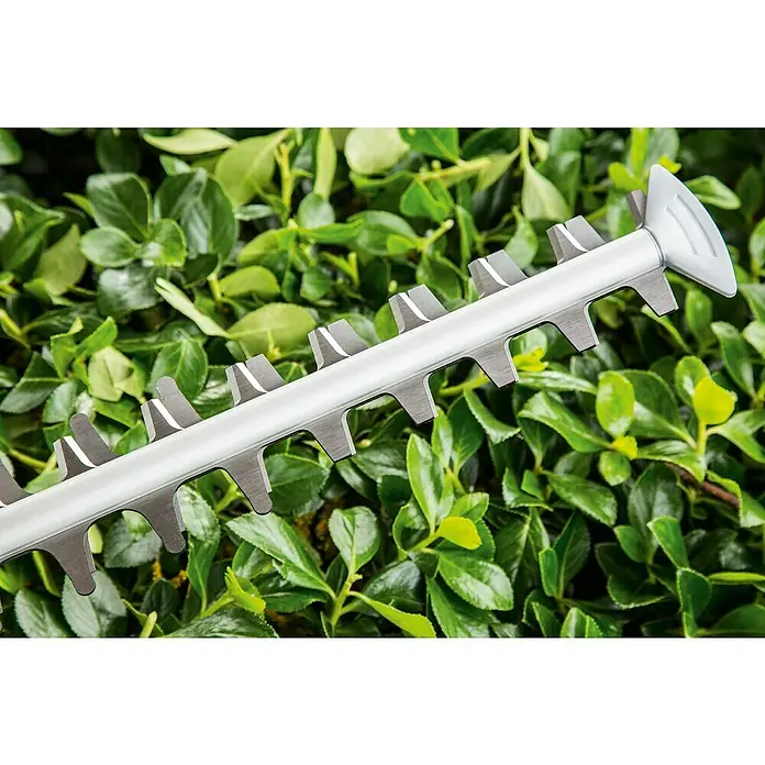 Bosch Power for All 36V Akku-Heckenschere AdvancedHedgeCut 36V-65-28 - 36 V, Li-Ionen, 1 Akku - Nahaufnahme der Klingen einer Heckenschere vor einem grünen Hintergrund.