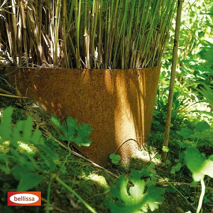 Bellissa Pflanzschale Hangabsicherung Collina - L x B x H: 96,5 x 1 x 34 cm, Corten - Rostfarbener Pflanzkübel aus Metall, gefüllt mit trockenem Gras, eingebettet in üppiges Grün. Natürliches Designelement für Gartenliebhaber.