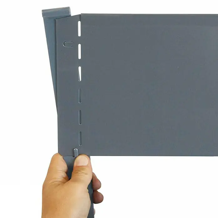 Bellissa Bodenanker RK 20 - L x B x H: 3,6 x 0,75 x 43 cm, Metall - Nahaufnahme einer grauen Dachrinne, die von einer Hand gehalten wird und die Konstruktionsdetails des Produkts hervorhebt.