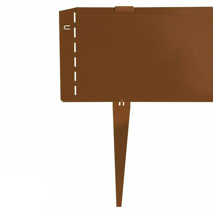Bellissa Bodenanker RK 20 - L x B x H: 3,6 x 0,75 x 43 cm, Metall - Nahaufnahme einer braunen, rostfarbenen Beetumrandung aus Metall mit Erdspieß für den Garten. Ideal zur dekorativen Gestaltung von Beeten.