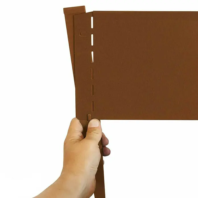 Bellissa Bodenanker RK 20 - L x B x H: 3,6 x 0,75 x 43 cm, Metall - Nahaufnahme eines braunen, gefalteten Dateiordners aus Karton, der von einer Hand gehalten wird.