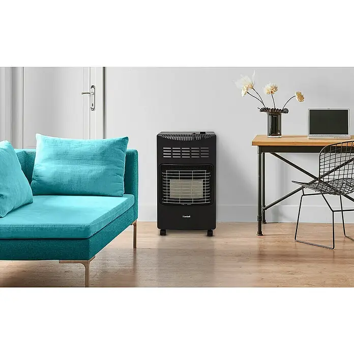Estufa de gas infrarrojos Sion - 4,2 kW, Negro - Un primer plano de un calentador Bluebell en una sala de estar, añadiendo calidez y confort al espacio.