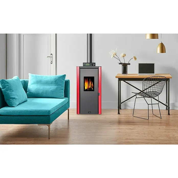 Estufa de pellets estanca Estromboli - 11 kW, Volumen de calefacción: 225 m³, Rojo/Antracita - Una estufa de pellets moderna en rojo y gris destaca en un elegante salón con un sofá turquesa y un escritorio.