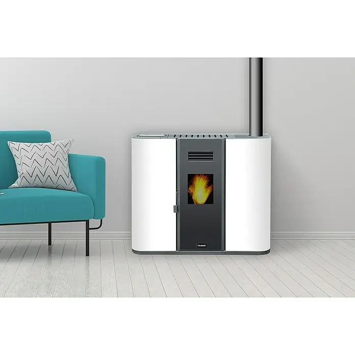Estufa de pellets Way Nine - 11 kW, Volumen de calefacción: 225 m³, 0,9 kg/h - 1,8 kg/h, Blanco/Antracita - Diseño elegante de la estufa de pellets Bluebell con llama visible, colocada junto a un sillón turquesa con cojín estampado.