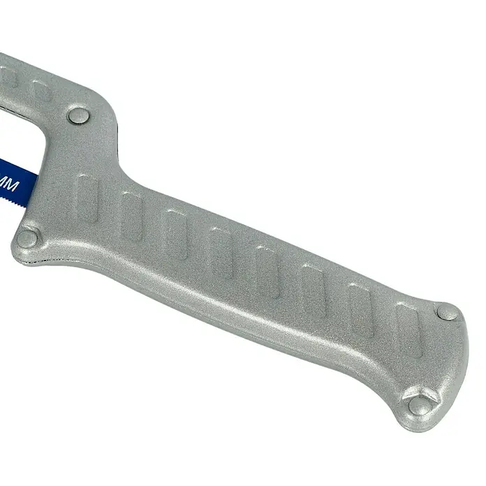 Wisent Kleinmetallsäge - Blattlänge: 250 mm, Überstehendes Sägeblatt - Detailansicht des silbernen Handgriffs einer Metallsäge, der eine robuste und ergonomische Bauweise zeigt.