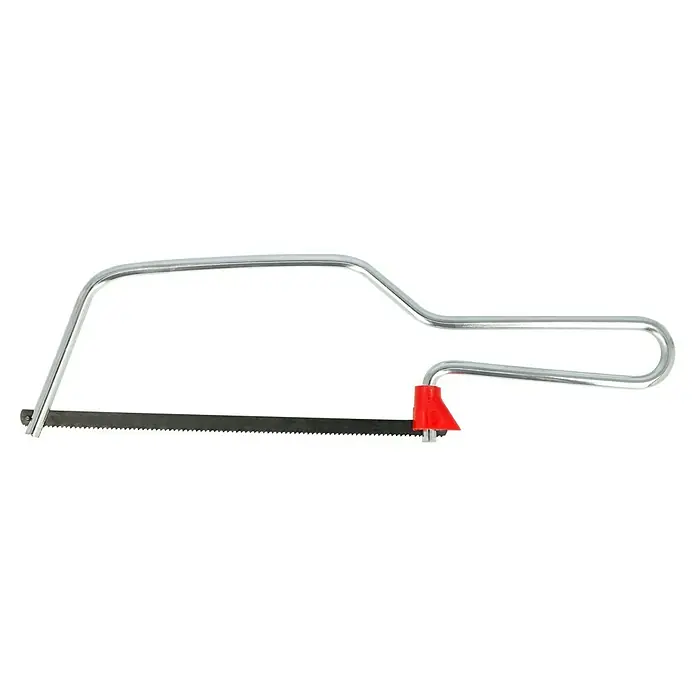 Wisent Metall- & Haushaltssägen-Set - 7 -tlg., Blattlänge: 150 mm - Nahaufnahme einer Bügelsäge mit silbernem Rahmen, rotem Griff und einem dunklen Sägeblatt vor einem schwarzen Hintergrund.
