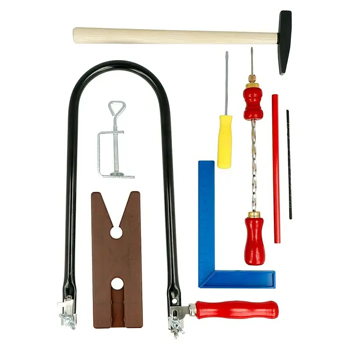 Wisent Laubsäge-Set - 15 -tlg. - Eine Sammlung von Werkzeugen, darunter ein Hammer, eine Laubsäge, ein Schraubstock, ein Schraubendreher und ein Winkel, ideal für feine Handwerksarbeiten.
