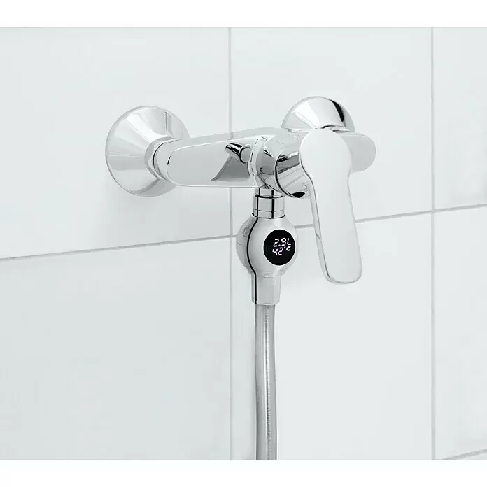 Neoperl Wassersparstrahlregler MyFlow - M 22, 1 Stk., 8,3 l/min, Geeignet für: Brausearmaturen - Chrom-Duscharmatur mit Digitalanzeige für Wasserdurchfluss (2.9L) und Temperatur (42°C), angeschlossen an einen Brauseschlauch.