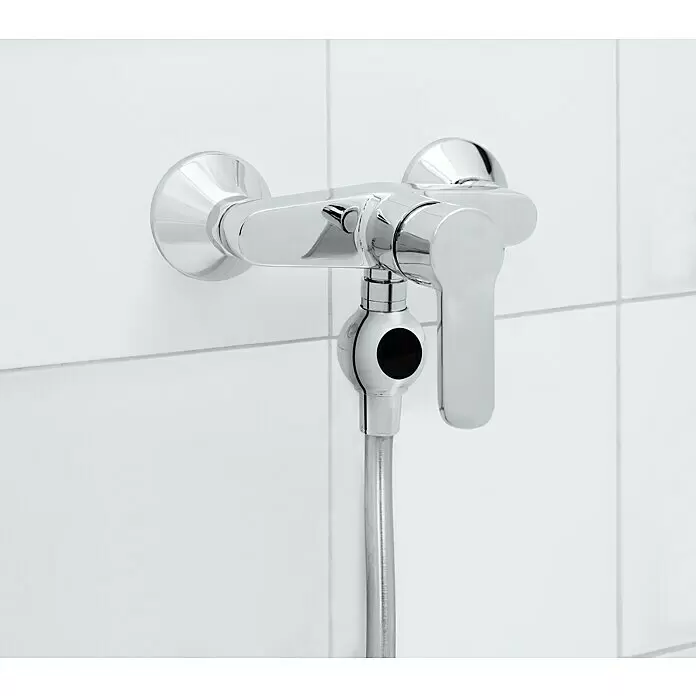 Neoperl Wassersparstrahlregler MyFlow - M 22, 1 Stk., 8,3 l/min, Geeignet für: Brausearmaturen - Verchromte Einhebel-Brausearmatur mit schwarzem Akzent und Duschschlauchanschluss.