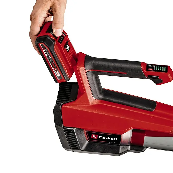 Einhell Professional PXC 18V Akku-Laubbläser GP-LB 18/200LI E - 18 V, Ohne Akku, Blasgeschwindigkeit: 200 km/h, Blasleistung: 670 m³/h - Abbildung einer roten Einhell Akku-Blasmaschine mit eingesetztem Akku, ideal für die Gartenarbeit und Laubentfernung.