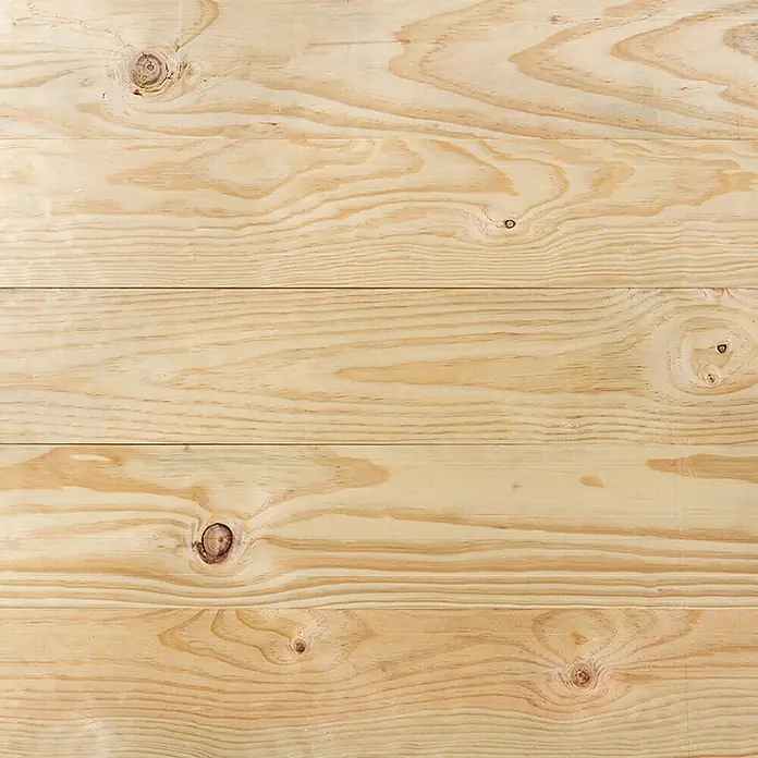 Suelo de madera maciza de pino machihembrada - 220 x 14,5 x 1,7 cm - Imagen detallada de una superficie de madera clara, mostrando el grano y los nudos del material natural. Ideal para proyectos rústicos.