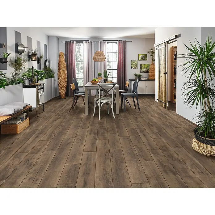 LOGOCLIC Aquaprotect Smart Laminat - Tyri Oak, Landhausdiele, 1.288 x 195 x 6 mm - Einladender Essbereich mit Holzboden, der Wärme und Natürlichkeit ausstrahlt. Rustikale Elemente und Pflanzen schaffen eine gemütliche Atmosphäre.