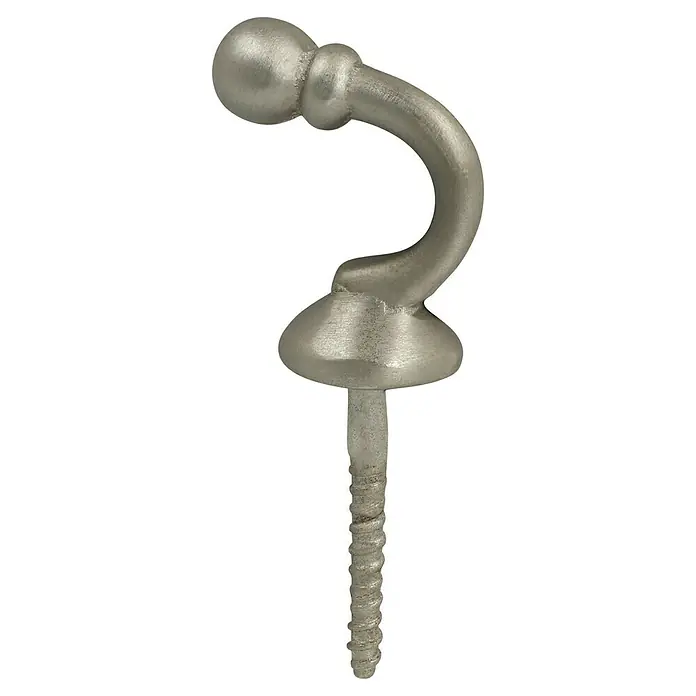 Häfele Gancho para muebles - Largo: 30 mm, Latón - Primer plano de un abrazadera de cortina plateada con tornillo, ideal para una decoración elegante de ventanas.