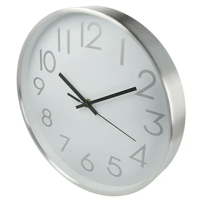 Wanduhr Toulon - Durchmesser: 30 cm, Weiß - Nahaufnahme einer silbernen Wanduhr mit einem minimalistischen, weißen Zifferblatt und grauen Ziffern.