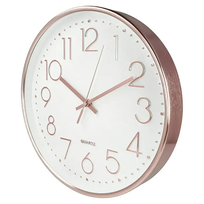 Wanduhr Lille - Durchmesser: 30 cm, Weiß/Rosé - Nahaufnahme einer runden Wanduhr mit roségoldenem Rahmen, weißem Zifferblatt und roségoldenen Ziffern und Zeigern, die 10:11 Uhr anzeigt.