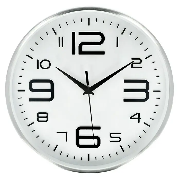 Wanduhr Baku - Durchmesser: 30 cm, Weiß/Silber - Nahaufnahme einer runden Wanduhr mit einem silbernen Rahmen und einem weißen Zifferblatt mit großen, schwarzen Ziffern.