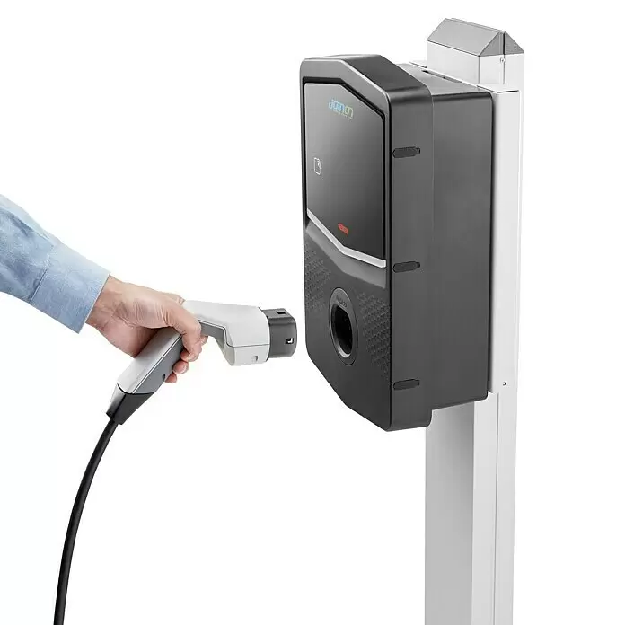 Gewiss E-Auto Ladestation JOINON Wallbox GWJ3003A - 11 kW - Hand verbindet weiß-graues E-Ladekabel mit schwarzer Wandladestation an weißem Mast.
