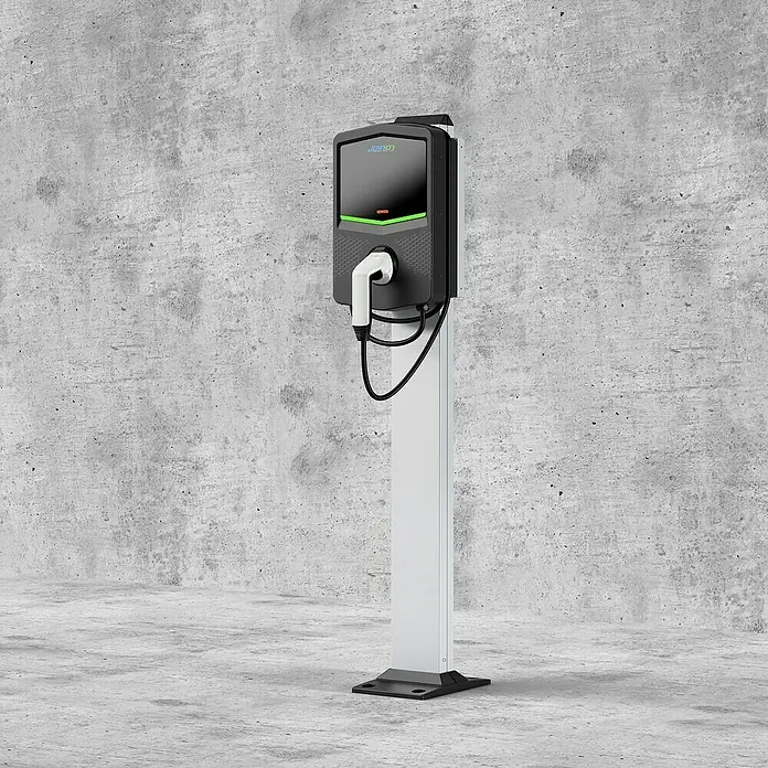 Gewiss Standfuß I-CON GWJ8102 - Passend für: Gewiss WallBox I-CON, Grau - Elektroauto-Ladestation mit Ladestecker an einer Betonsäule. Ideal für moderne, umweltbewusste Ladelösungen mit stilvollem Design und guter Funktionalität.