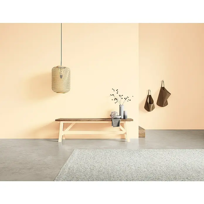 SCHÖNER WOHNEN-Farbe Naturell Wandfarbe Kreidefarbe - Muschelliebe - leichtes Hellbeige, Matt, 2,5 l, Konservierungsmittelfrei - Das Bild zeigt einen stilvollen Raum mit einer Bank, einer Hängelampe und dekorativen Accessoires, die eine gemütliche Atmosphäre schaffen.