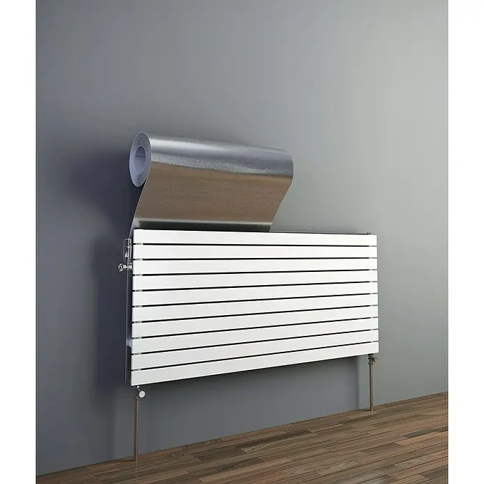 Nmc Noma Heizkörper-Dämmung noma®reflex plus 3 mmL x B x S: 5 m x 0,5 m x 3 mm - Ein horizontaler Heizkörper mit Reflektorfolie an einer grauen Wand, der Energieeffizienz und Wärme betont.