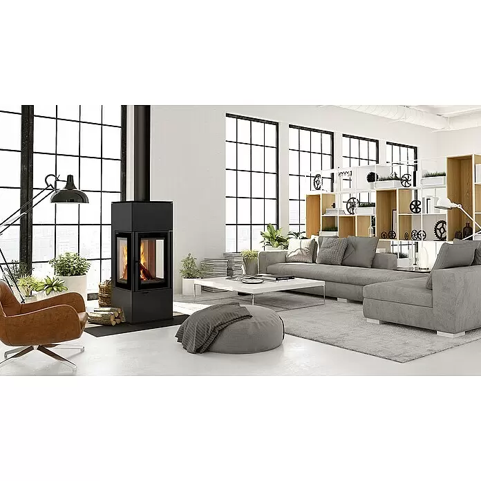 Kratki Kaminofen Thor - 8 kW, Schwarz - Schwarzer stehender Kamin mit sichtbarer Flamme in einem modernen Wohnzimmer.