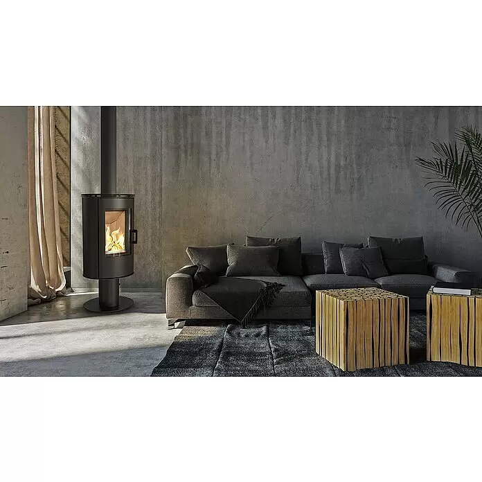 Kratki Kaminofen Stove AB - 8 kW, Material Verkleidung: Stahl, Schwarz - Zwei helle Holz-Würfeltische mit strukturierter, gestapelter Holzblockoptik auf einem Teppich in einem modernen Wohnzimmer.