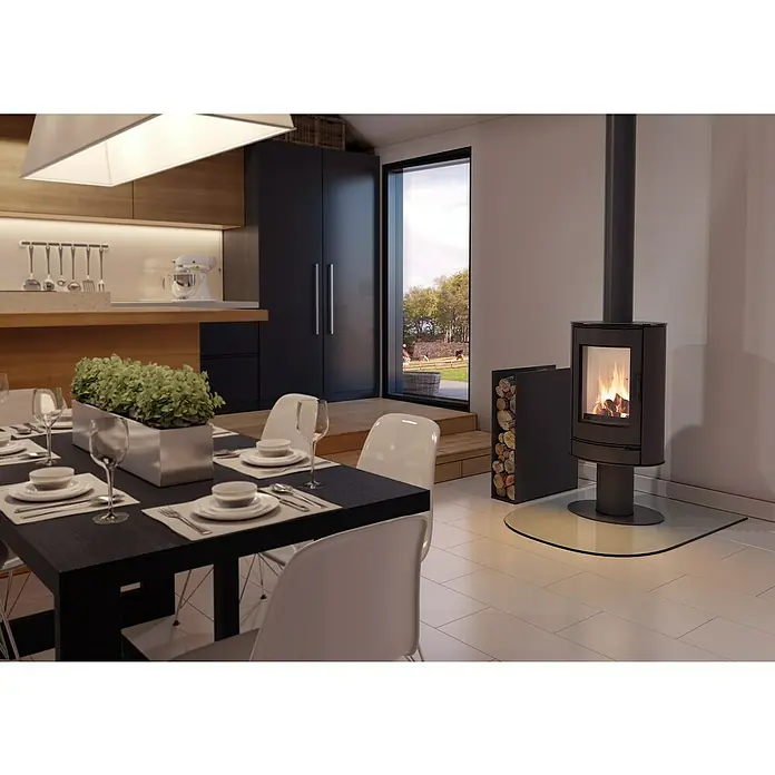 Kratki Kaminofen Stove AB - 8 kW, Material Verkleidung: Stahl, Schwarz - Elegantes Interieur mit einem modernen Kaminofen, der Wärme und Stil in den Raum bringt. Die klare Linienführung ergänzt das stilvolle Ambiente.