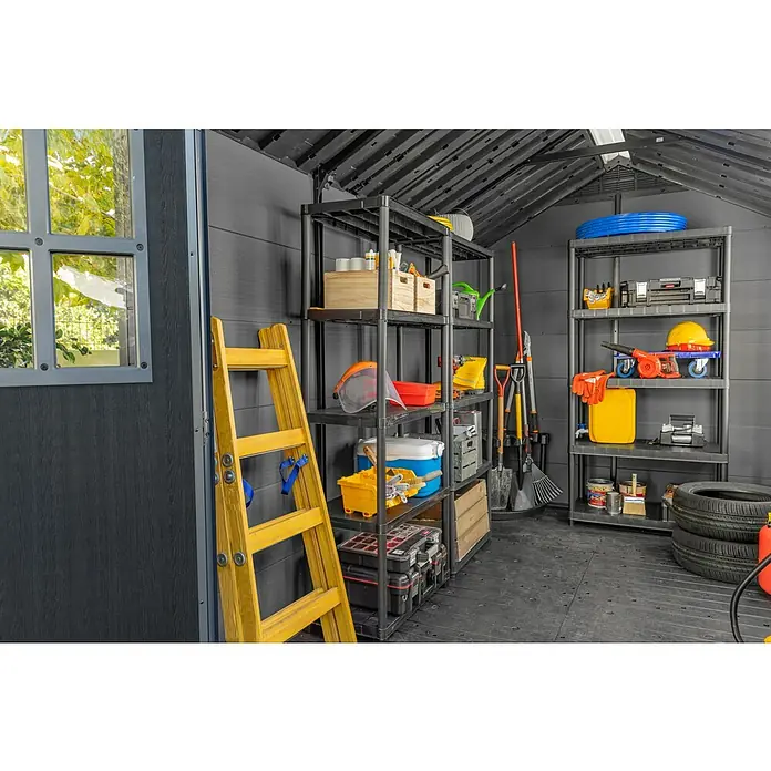 Keter Gerätehaus Newton 7511 - Außenmaß inkl. Dachüberstand (B x T): 228 x 350 cm, Kunststoff, Schiefergrau, 7,98 m² - Übersichtliche Aufbewahrung von Werkzeugen und Gartengeräten in einem ordentlichen Gartenschuppen mit Regalen und einer Leiter.