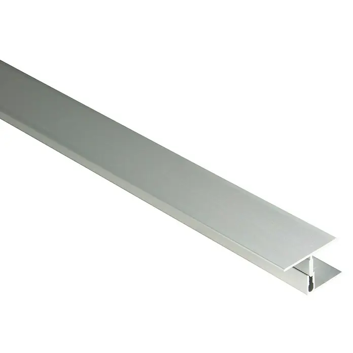 Kovalex Übergangsprofil - Anthrazit, 2.500 x 60 x 22,5 mm - Nahaufnahme eines silbernen H-Profils. Das Metallprofil ist sauber und hat eine gleichmäßige Oberfläche, ideal für Bau- oder Designprojekte.