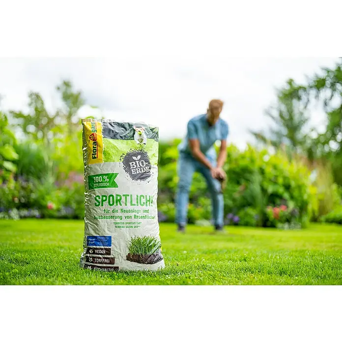 Floragard Rasenerde Sportlich - 40 l, Torffrei - Nahaufnahme eines Sackes Flora Gard Sportlich Bio-Erde im Garten, ideal für die Rasenneuanlage und -ausbesserung.