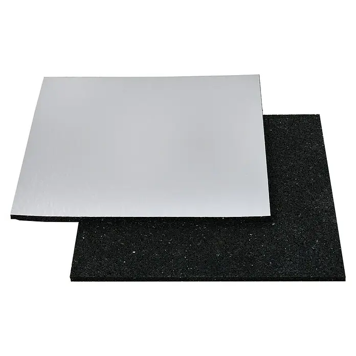 Kovalex Unterkonstruktion-Auflagepad Alu-Kaschierung - 200 x 200 x 5 mm, 30 Stk. - Eine Nahaufnahme von zwei quadratischen Akustikplatten, eine silberne und eine schwarze, die Schallabsorption bieten.