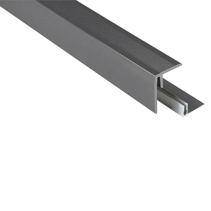 Kovalex Seitenabschlussprofil WPC - Steingrau, 250 x 4,7 x 6,2 cm, Aluminium - Nahaufnahme eines silbernen Übergangsprofils mit geriffelter Oberfläche und Nut für Bodenbeläge, ideal für saubere Übergänge.