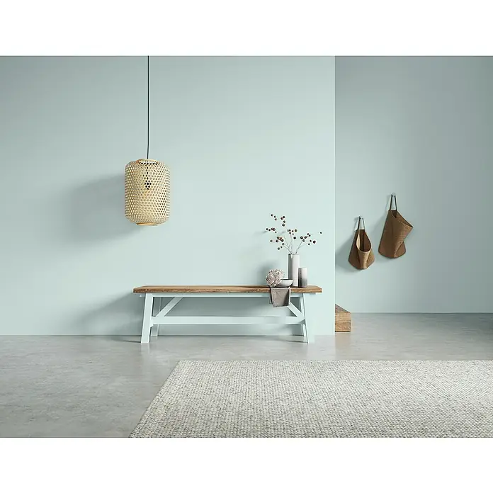 SCHÖNER WOHNEN-Farbe Naturell Wandfarbe Kreidefarbe - Bachplätschern - klares Hellblau, Matt, 2,5 l, Konservierungsmittelfrei - Dieses Bild zeigt eine moderne Bank mit Holzsitzfläche und ein dekoratives Beleuchtungselement, die eine ruhige Atmosphäre schaffen.