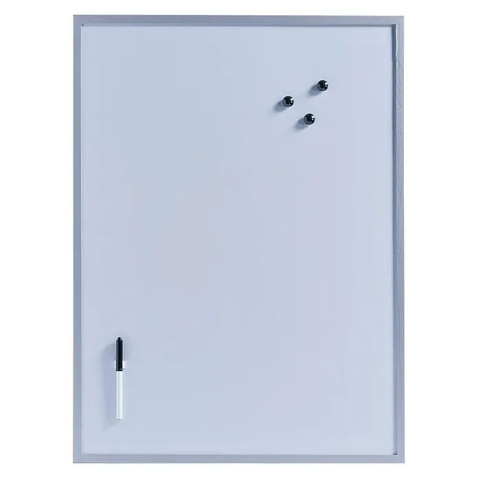 Zeller Present Magnet-Schreibtafel - 60 x 80 cm, Silber - Nahaufnahme einer weißen Magnettafel mit Rahmen, Magneten und Marker. Ideal für Notizen, Brainstorming und Organisation in Büro oder Zuhause.