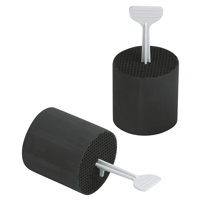 Grohe Geruchsfilter - Passend für: Grohe Wand-Dusch-WC-Set Sensia - Zwei zylindrische Aktivkohlefilter mit weißem Griff, einer stehend, einer liegend, vor schwarzem Hintergrund.