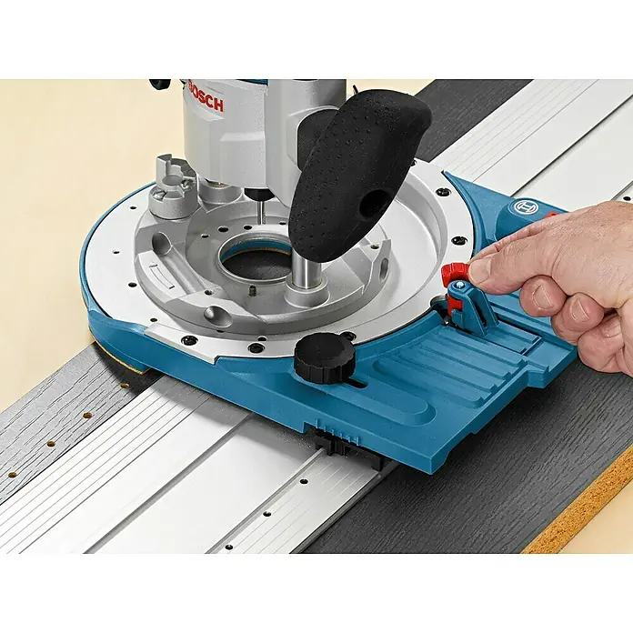 Bosch Professional Adapter Lochrastersystemadapter FSN RA 32 - Passend für: Bosch Professional FSN OFA Fräsdapter - Nahaufnahme einer Bosch Oberfräse mit Führungsschiene für präzise Holzarbeiten.