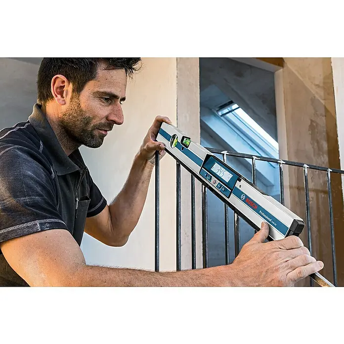 Bosch Professional Digitale Wasserwaage GIM 60 L - Länge: 61,8 cm - Handwerker prüft mit einer digitalen Wasserwaage von Bosch Professional die Ausrichtung eines Geländers. Das Modell ist eine GIM 60.