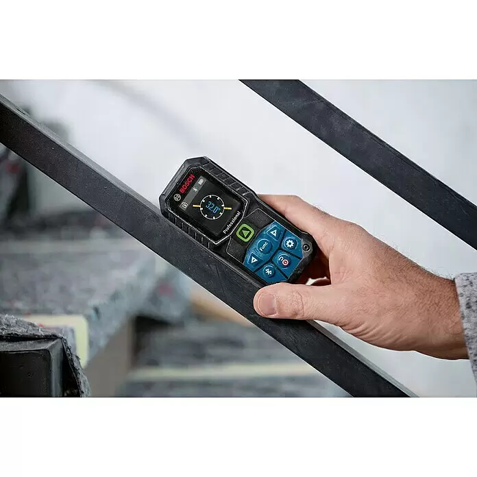 Bosch Professional Laserentfernungsmesser GLM 50-27 CG - Anzahl Akkus: 1 Akku, Messbereich: 0,05 - 50 m - Schwarz-blaues Bosch Professional Messgerät zeigt 32.0° an, von einer Hand gehalten und auf dunklem Geländer liegend, demonstriert Winkelmessung.