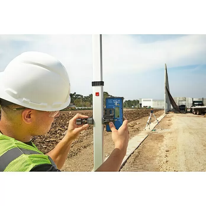 Bosch Professional Laserempfänger LR 45 - Passend für: GRL 300 HV, GRL 300 HVG, GRL 400 H Professional - Ein Arbeiter nutzt einen blau-schwarzen Laserempfänger an einer Stange zur Messung auf einer Baustelle.