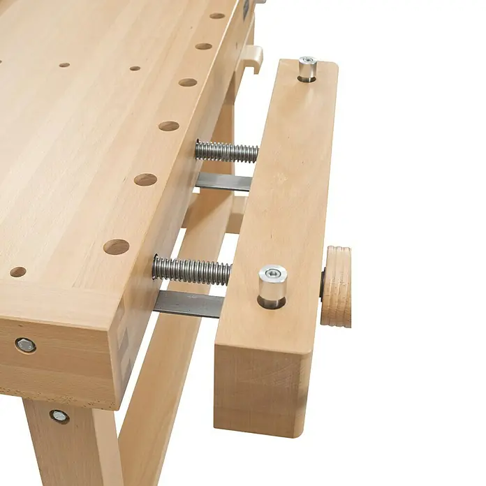 Ramia Hobelbank Premium Superb - L x B: 2.165 x 855 mm, Arbeitshöhe: 870 mm, Holz - Detailansicht einer Werkbank mit Schraubstock und Löchern für Werkzeuge, ideal für Holzarbeiten und Heimwerkerprojekte.