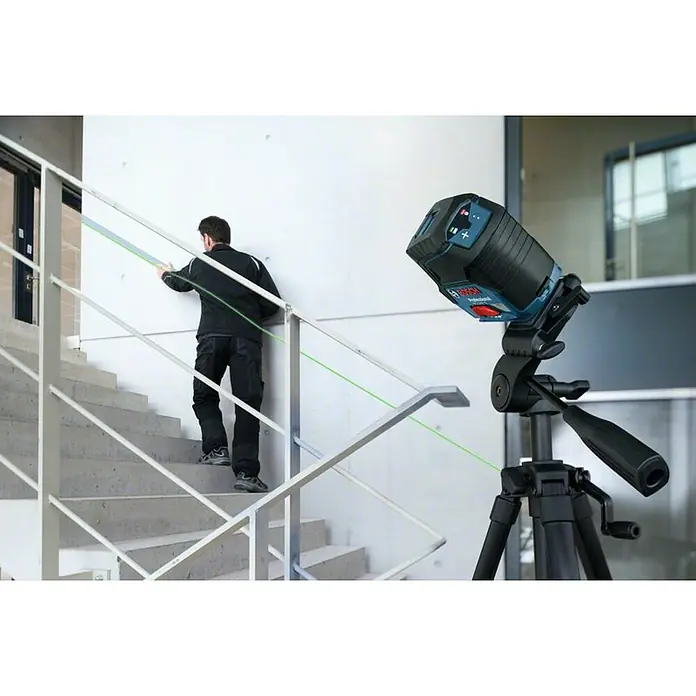 Bosch Professional Kombilaser GCL 2-15 - Arbeitsbereich: Ca. 15 m, 6 -tlg. - Bosch Professional Laser-Nivelliergerät auf Stativ, projiziert grüne Linien für präzise Ausrichtung bei Treppenarbeiten.