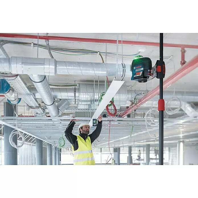 Bosch Professional Laserempfänger LR 7 - Passend für: Verschiedene Bosch Professional Kombi- und Linienlaser der GCL und GLL Serie - Bosch grüner Lasernivellier, schwarz-blau, an rotem/schwarzem Pol, hilft Arbeiter bei Deckenplattenmontage.