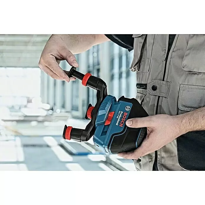 Bosch Professional Linienlaser GLL 3-50 - Arbeitsbereich: 50 m (mit Empfänger), 6 -tlg. - Eine Person in Arbeitskleidung hält und justiert ein blau-schwarzes Bosch Professional Laser-Nivelliergerät mit roten Details.