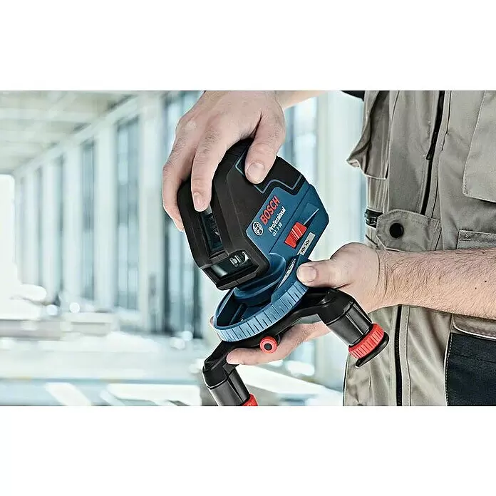Bosch Professional Linienlaser GLL 3-50 - Arbeitsbereich: 50 m (mit Empfänger), 6 -tlg. - Eine Person hält und justiert ein blau-schwarzes Bosch Professional Laser-Nivelliergerät.