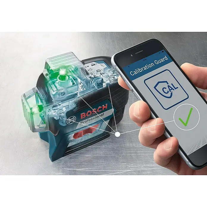Bosch Professional Láser de línea GLL 3-80 CG - Zona de trabajo máx.: 30 m - La imagen muestra un láser de línea Bosch GL3-80 CG conectado a un teléfono inteligente que muestra la aplicación de calibración.