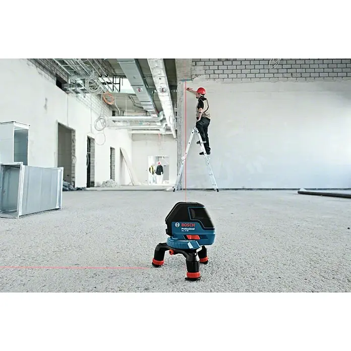 Bosch Professional Linienlaser GLL 3-50 - Arbeitsbereich: 50 m (mit Empfänger), 6 -tlg. - Bosch Professional Kreuzlinienlaser projiziert präzise Linien für Innenausbauarbeiten, während ein Arbeiter auf der Leiter Markierungen setzt.
