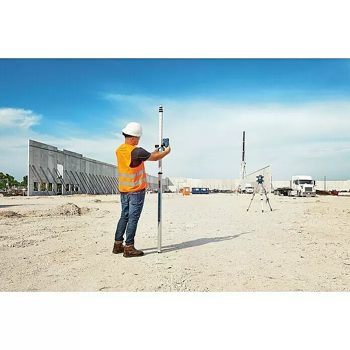 Bosch Professional Rotationslaser GRL 600 CHV - 19 -tlg. - Vermesser nutzt eine silber-blaue Messstange mit blauem Digitalempfänger auf Baustelle.