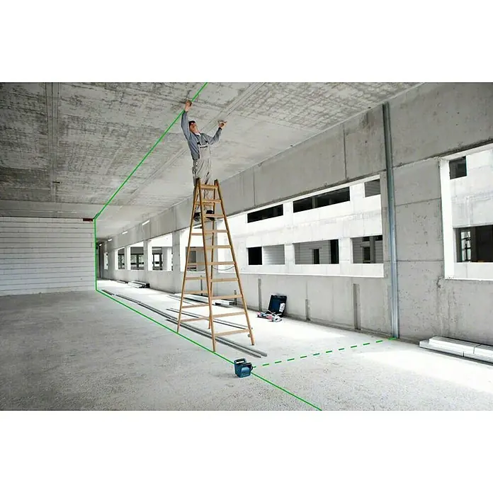 Bosch Professional Rotationslaser GRL 300 HV - Arbeitsbereich: Ø 60 m (ohne Empfänger), 11 -tlg. - Innenaufnahme eines Mannes auf einer Leiter, der mit einem Laser-Nivelliergerät an der Decke arbeitet. Die grüne Laserlinie ist deutlich sichtbar.