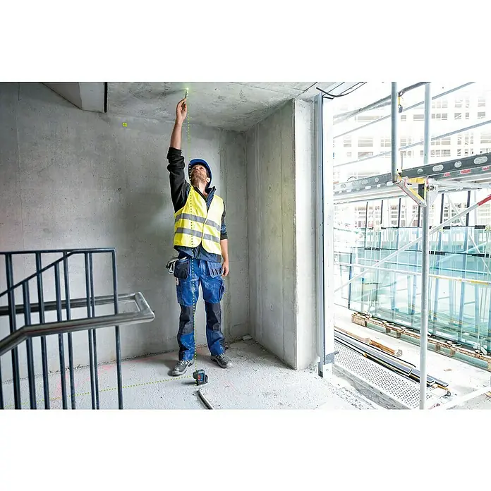 Bosch Professional Punktlaser GPL 3 G - Max. Arbeitsbereich: 30 m - Ein Bauarbeiter justiert einen Laser-Entfernungsmesser an einer Baustelle, um präzise Messungen für Bauarbeiten durchzuführen.