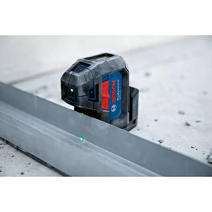 Bosch Professional Punktlaser GPL 5 G - Max. Arbeitsbereich: 30 m, 5 Laserpunkte - Dunkelgraues und blaues Bosch Professional GPL 5 G Kreuzlinienlaser auf Beton, projiziert grüne Laserpunkte auf ein Metallprofil.